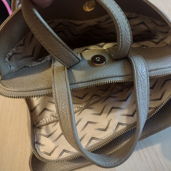 Moda luxe Purse / back pack, scarf and earrings! Lot of 6 items - Picture 5 of 10